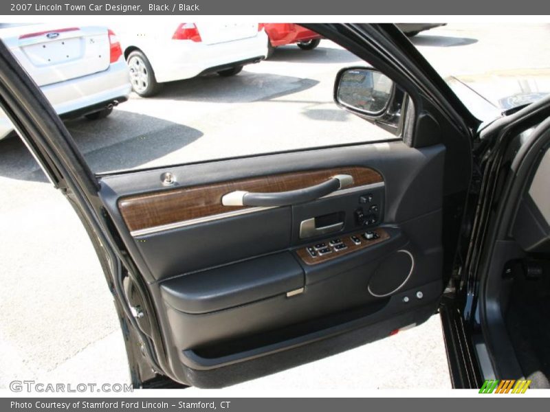 Black / Black 2007 Lincoln Town Car Designer