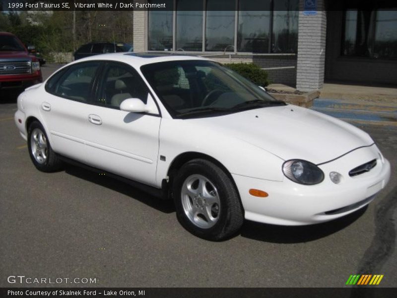 Vibrant White / Dark Parchment 1999 Ford Taurus SE