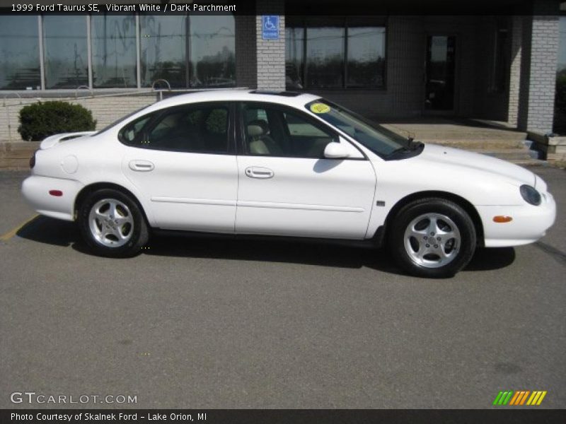 Vibrant White / Dark Parchment 1999 Ford Taurus SE