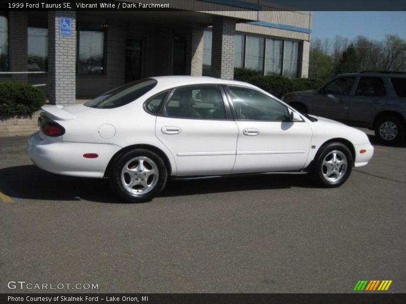 Vibrant White / Dark Parchment 1999 Ford Taurus SE