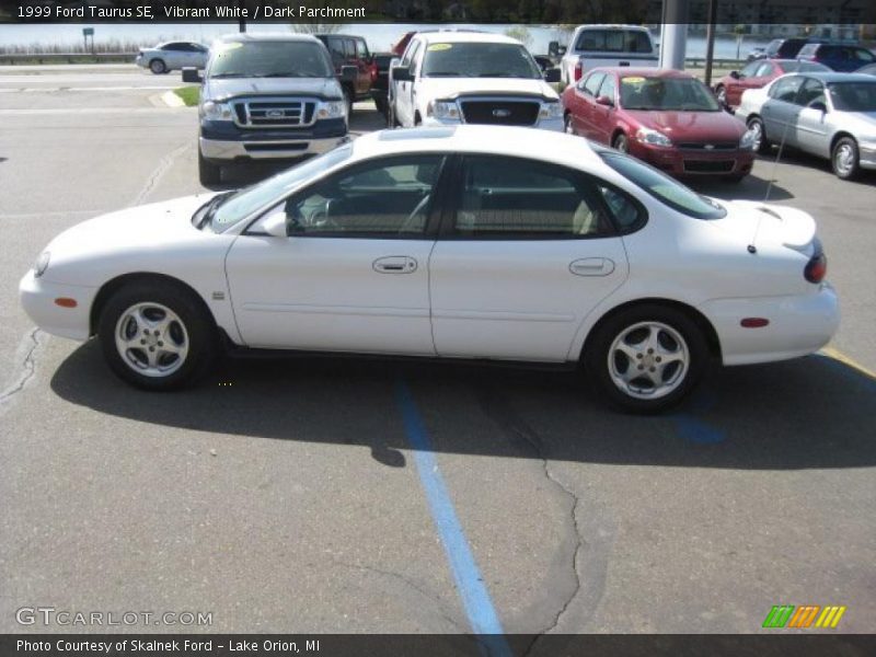 Vibrant White / Dark Parchment 1999 Ford Taurus SE