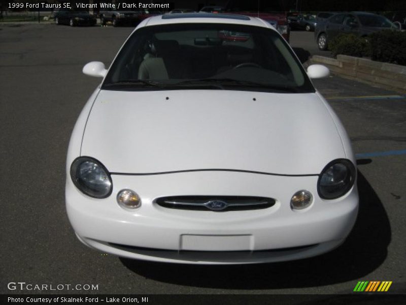 Vibrant White / Dark Parchment 1999 Ford Taurus SE