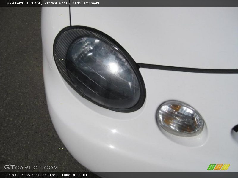 Vibrant White / Dark Parchment 1999 Ford Taurus SE