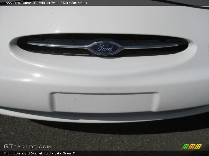 Vibrant White / Dark Parchment 1999 Ford Taurus SE