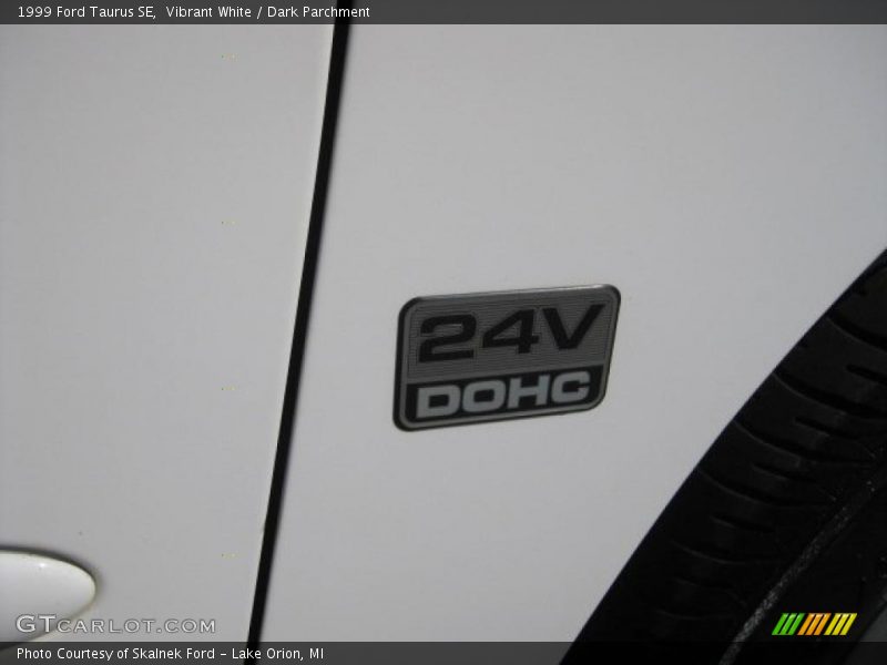 Vibrant White / Dark Parchment 1999 Ford Taurus SE