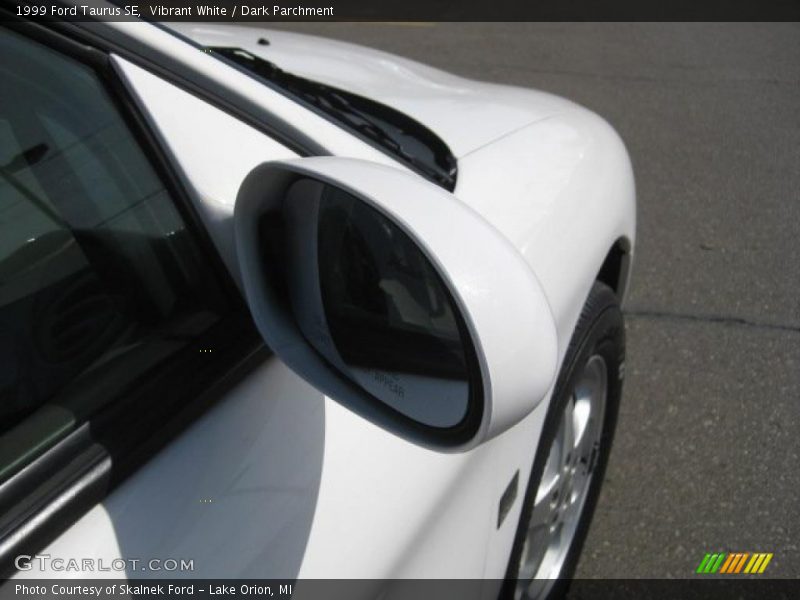 Vibrant White / Dark Parchment 1999 Ford Taurus SE