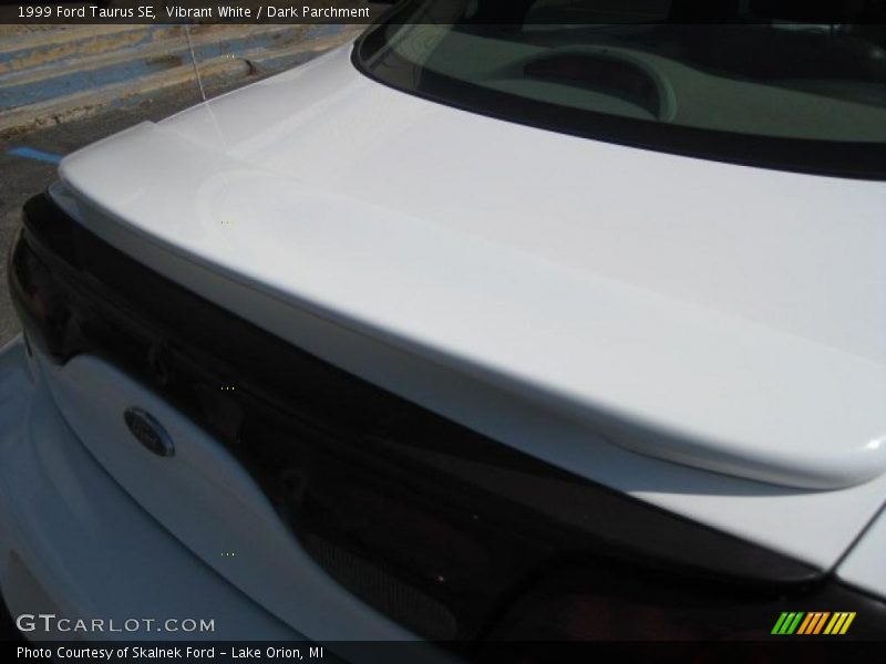 Vibrant White / Dark Parchment 1999 Ford Taurus SE