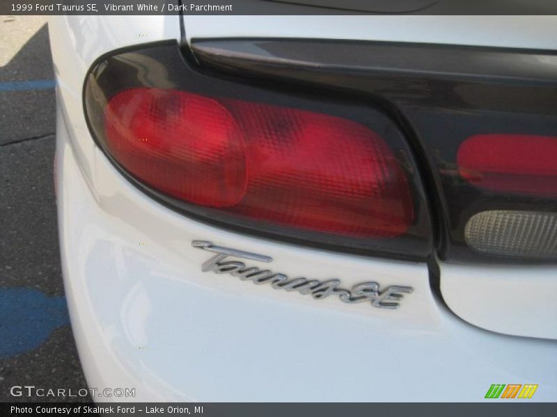 Vibrant White / Dark Parchment 1999 Ford Taurus SE