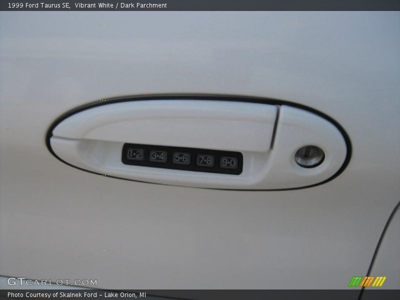 Vibrant White / Dark Parchment 1999 Ford Taurus SE