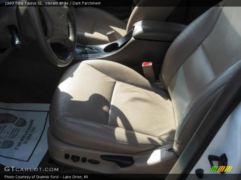Vibrant White / Dark Parchment 1999 Ford Taurus SE