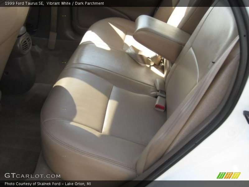 Vibrant White / Dark Parchment 1999 Ford Taurus SE