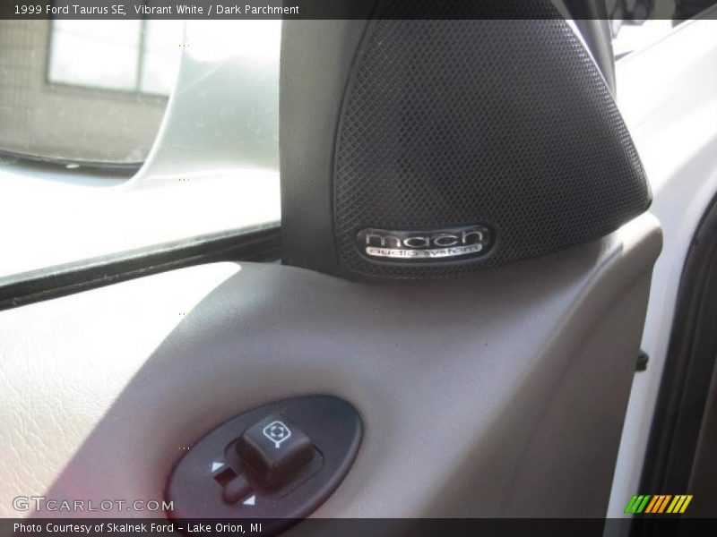 Vibrant White / Dark Parchment 1999 Ford Taurus SE