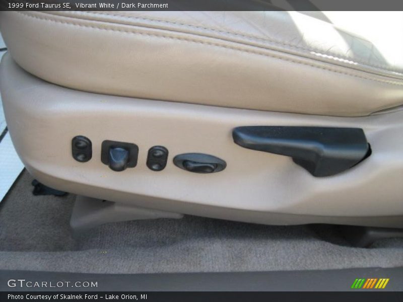 Vibrant White / Dark Parchment 1999 Ford Taurus SE