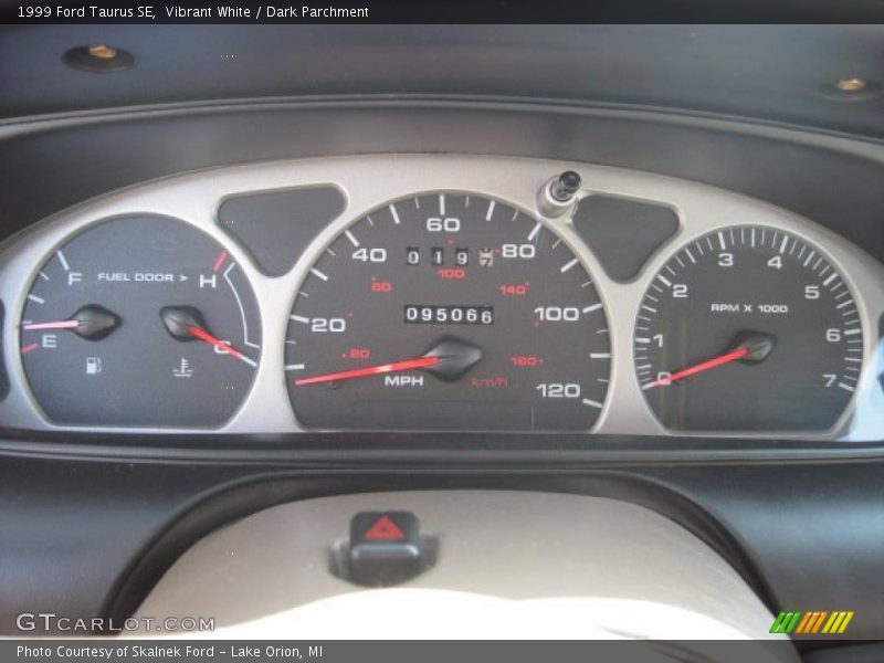 Vibrant White / Dark Parchment 1999 Ford Taurus SE