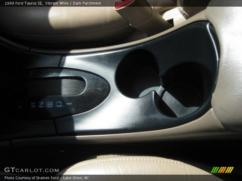 Vibrant White / Dark Parchment 1999 Ford Taurus SE