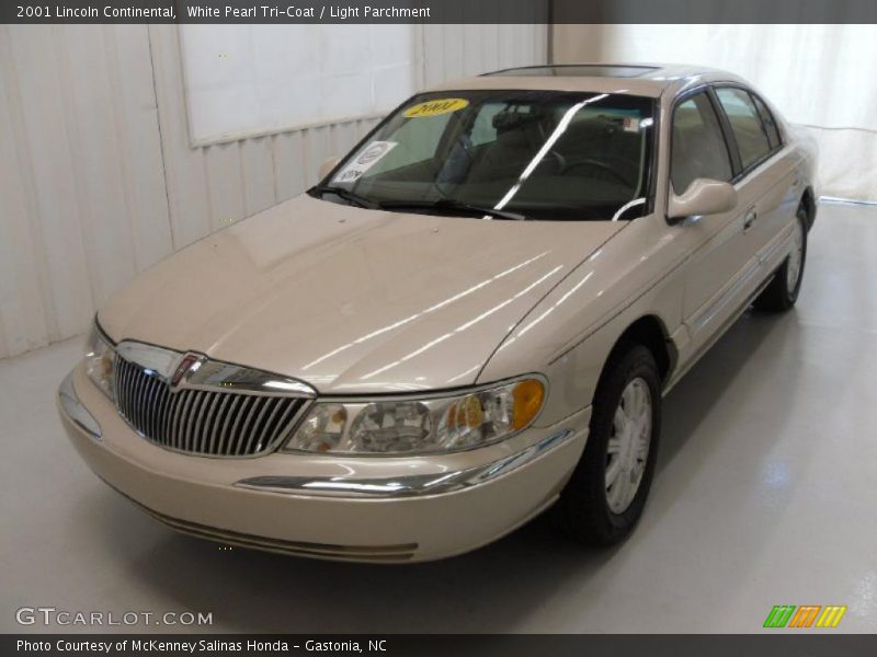 White Pearl Tri-Coat / Light Parchment 2001 Lincoln Continental