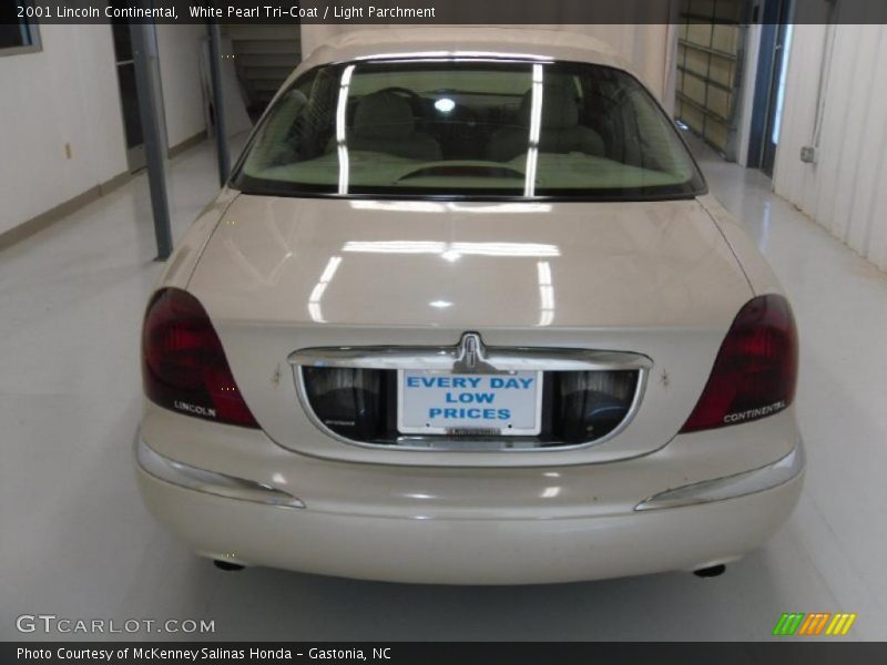White Pearl Tri-Coat / Light Parchment 2001 Lincoln Continental