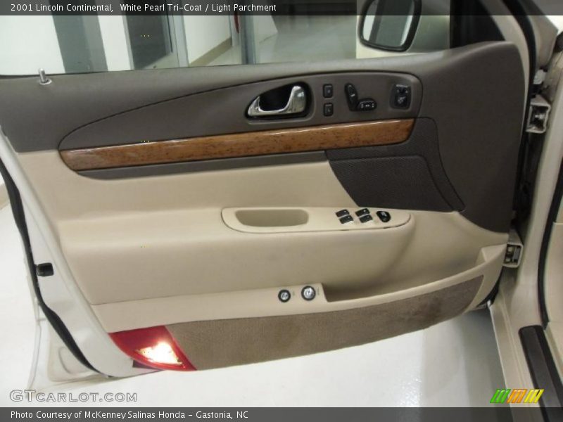 White Pearl Tri-Coat / Light Parchment 2001 Lincoln Continental