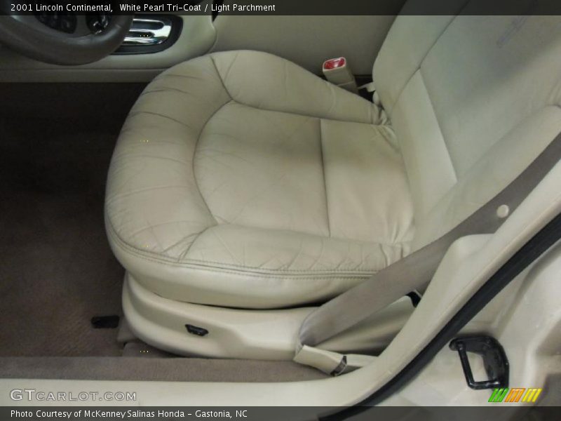 White Pearl Tri-Coat / Light Parchment 2001 Lincoln Continental