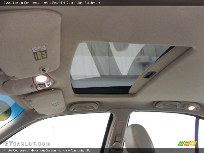 White Pearl Tri-Coat / Light Parchment 2001 Lincoln Continental