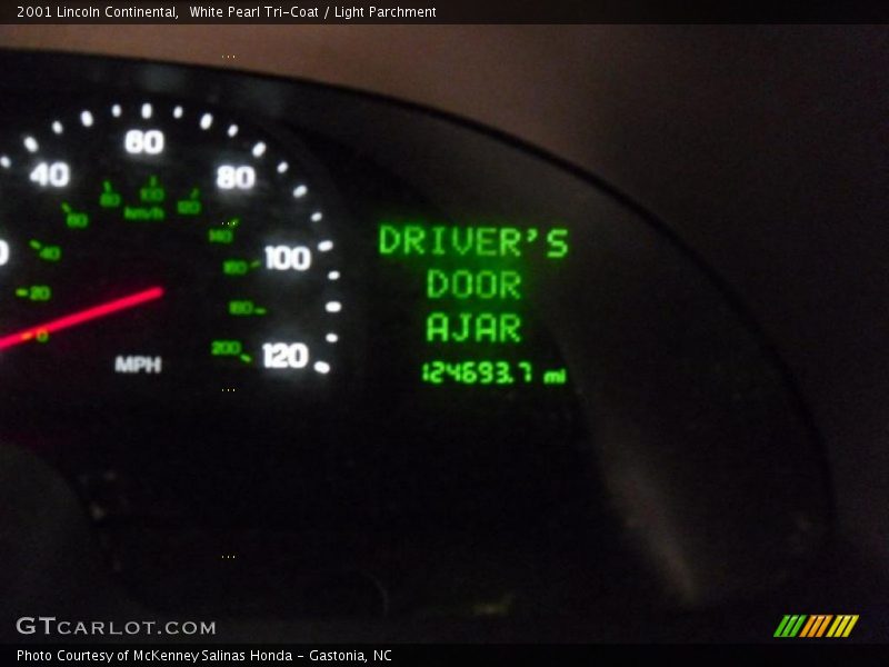 White Pearl Tri-Coat / Light Parchment 2001 Lincoln Continental
