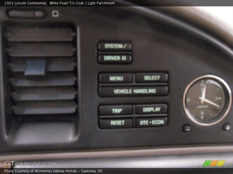 White Pearl Tri-Coat / Light Parchment 2001 Lincoln Continental