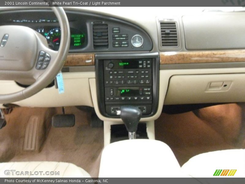 White Pearl Tri-Coat / Light Parchment 2001 Lincoln Continental