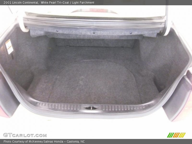 White Pearl Tri-Coat / Light Parchment 2001 Lincoln Continental