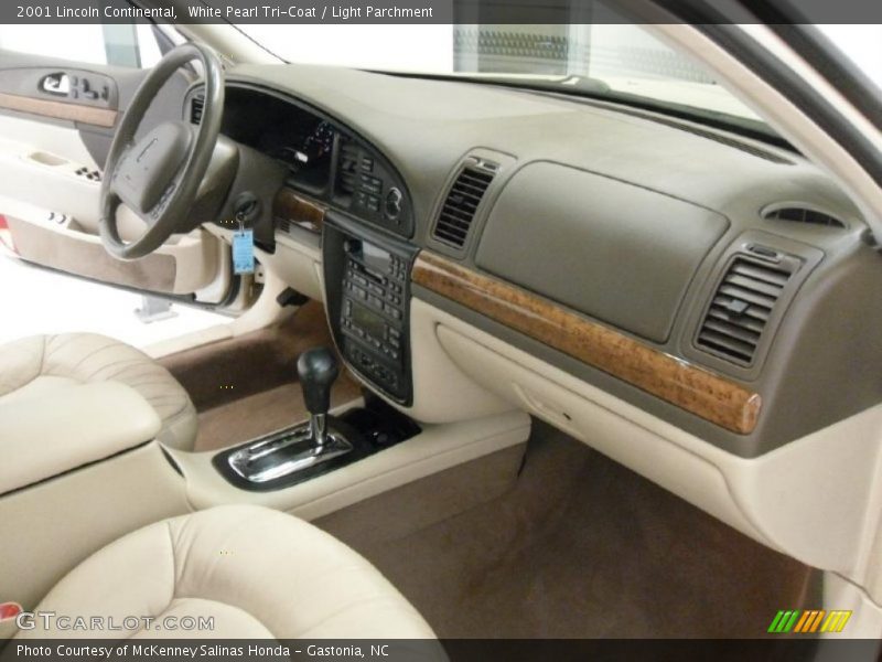 White Pearl Tri-Coat / Light Parchment 2001 Lincoln Continental