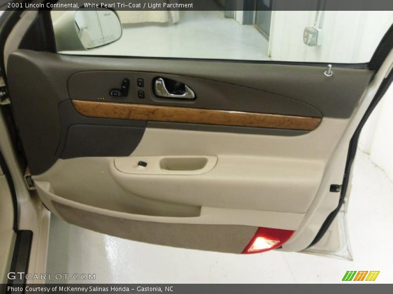White Pearl Tri-Coat / Light Parchment 2001 Lincoln Continental