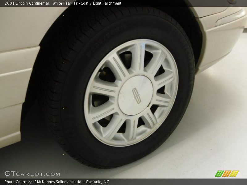 White Pearl Tri-Coat / Light Parchment 2001 Lincoln Continental