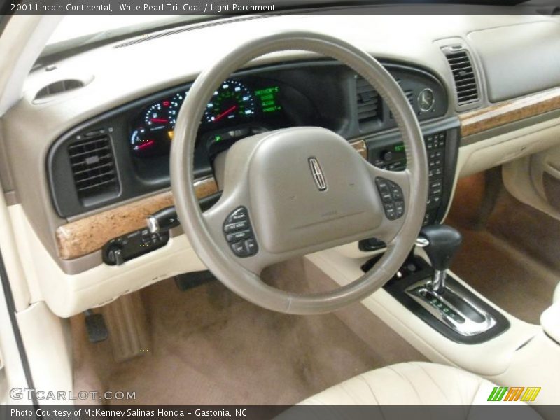 White Pearl Tri-Coat / Light Parchment 2001 Lincoln Continental