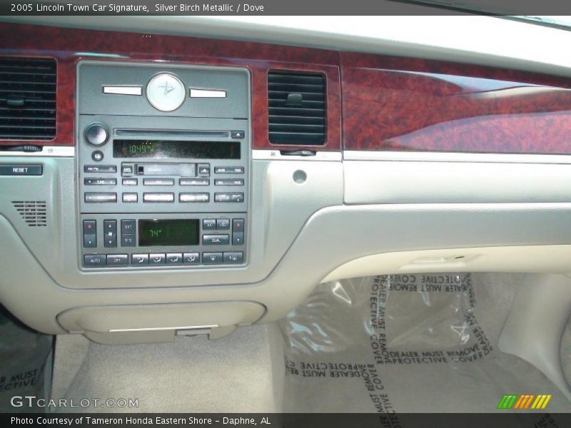 Silver Birch Metallic / Dove 2005 Lincoln Town Car Signature