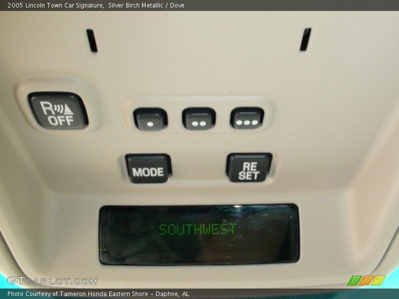 Silver Birch Metallic / Dove 2005 Lincoln Town Car Signature