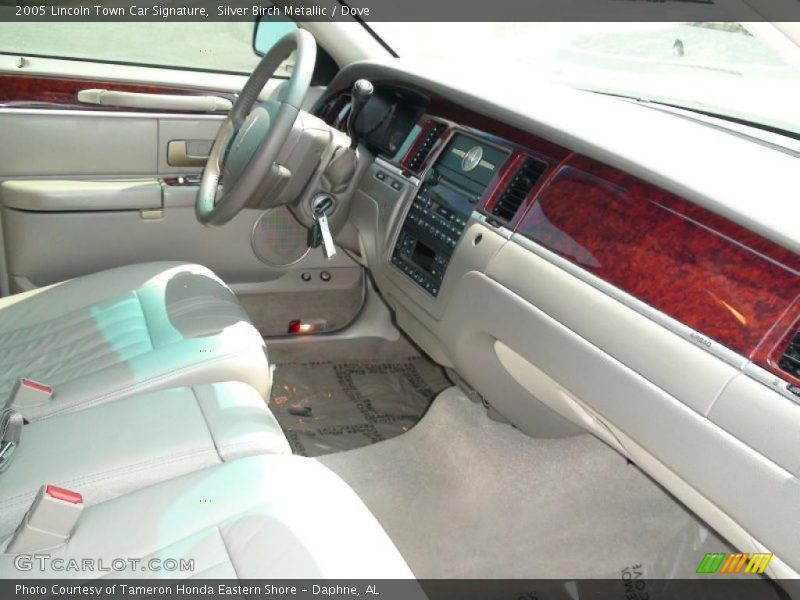 Silver Birch Metallic / Dove 2005 Lincoln Town Car Signature