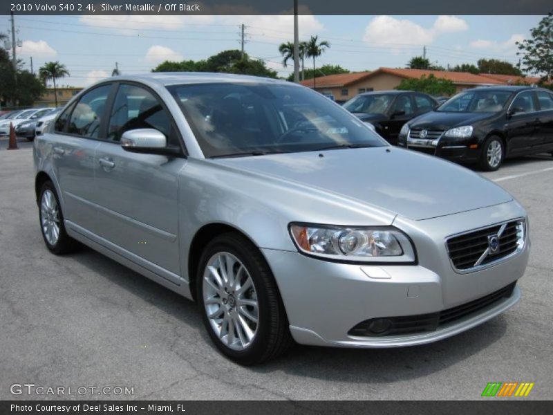 Silver Metallic / Off Black 2010 Volvo S40 2.4i