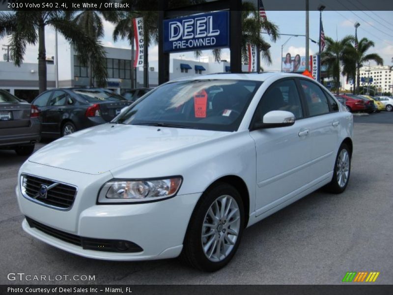 Ice White / Off Black 2010 Volvo S40 2.4i