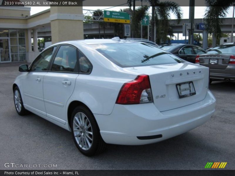 Ice White / Off Black 2010 Volvo S40 2.4i