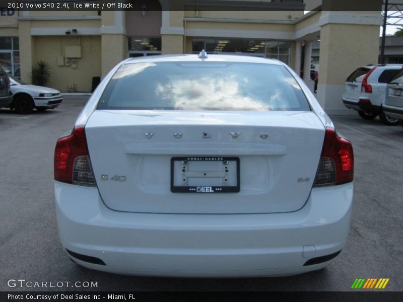 Ice White / Off Black 2010 Volvo S40 2.4i
