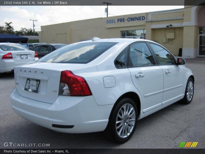 Ice White / Off Black 2010 Volvo S40 2.4i