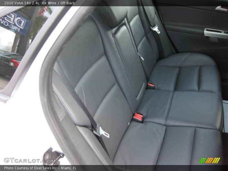 Ice White / Off Black 2010 Volvo S40 2.4i