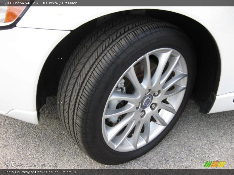 Ice White / Off Black 2010 Volvo S40 2.4i