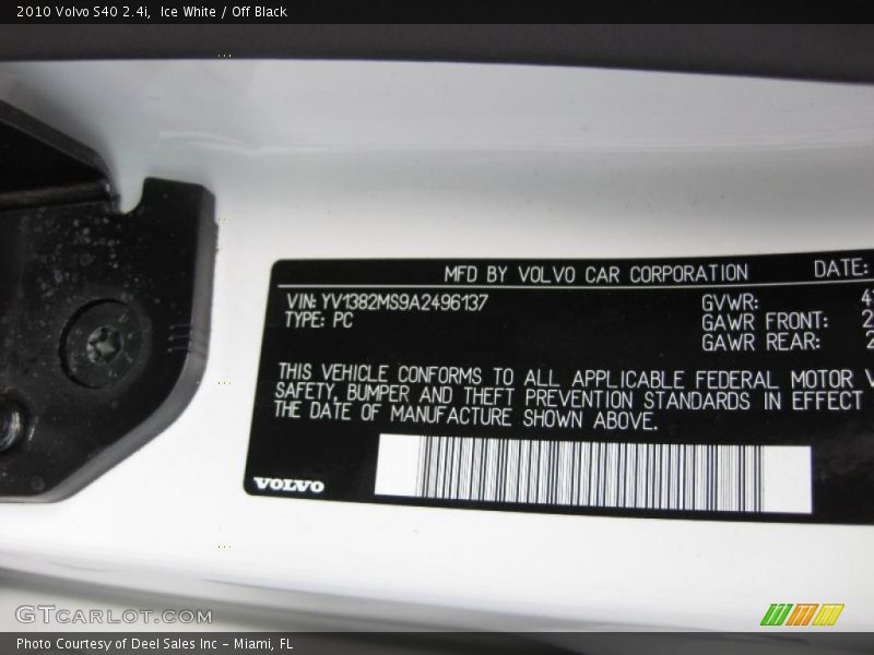 Ice White / Off Black 2010 Volvo S40 2.4i