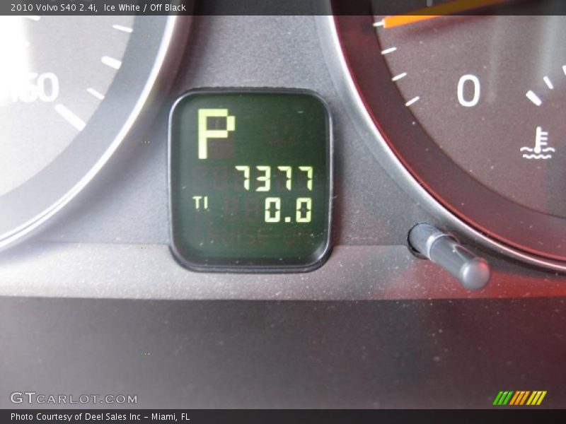 Ice White / Off Black 2010 Volvo S40 2.4i