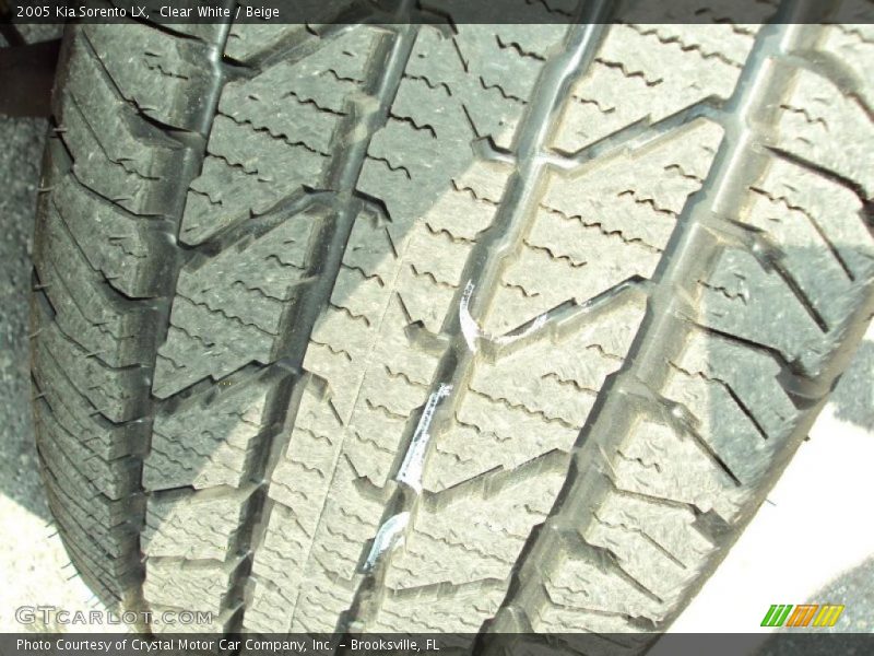 Clear White / Beige 2005 Kia Sorento LX