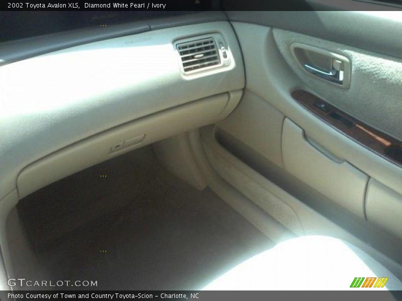 Diamond White Pearl / Ivory 2002 Toyota Avalon XLS