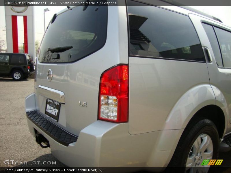 Silver Lightning Metallic / Graphite 2006 Nissan Pathfinder LE 4x4