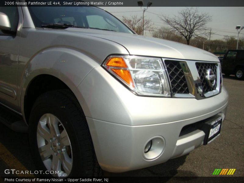 Silver Lightning Metallic / Graphite 2006 Nissan Pathfinder LE 4x4
