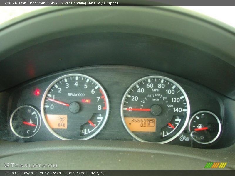 Silver Lightning Metallic / Graphite 2006 Nissan Pathfinder LE 4x4