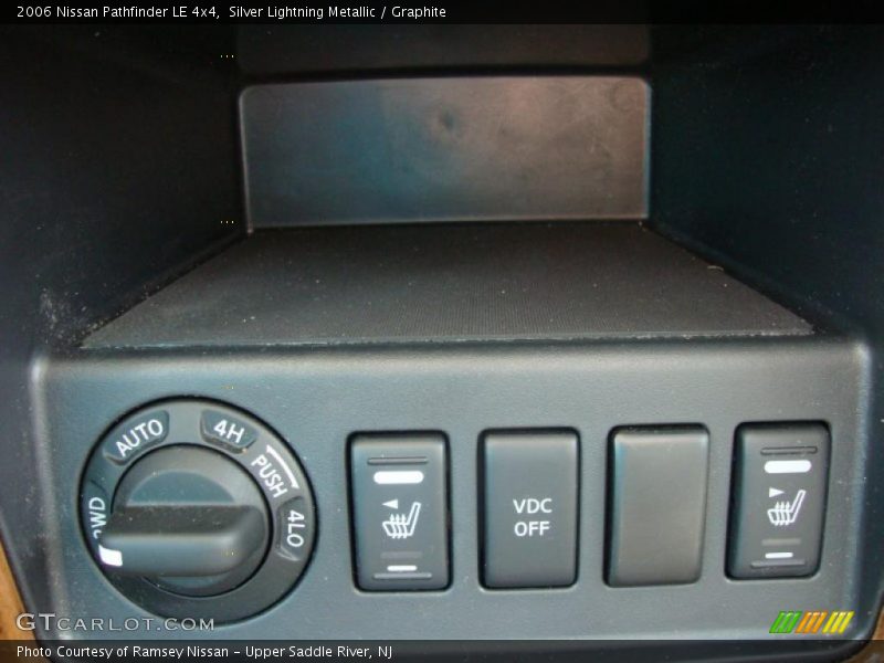 Silver Lightning Metallic / Graphite 2006 Nissan Pathfinder LE 4x4